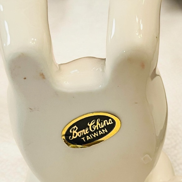 Bloomingdale’s White Bone China Bunny Figurine with Pink Accents & Ribbon (NIB) - Picture 6 of 7